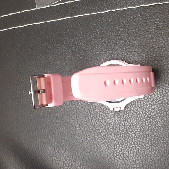 WOMANS PINK CAMOUFLAGE WATCH NRMINT CONDITION - Picture 5 of 7